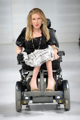 Quando la moda cambia la società: Carrie Hammer e la disabilità 